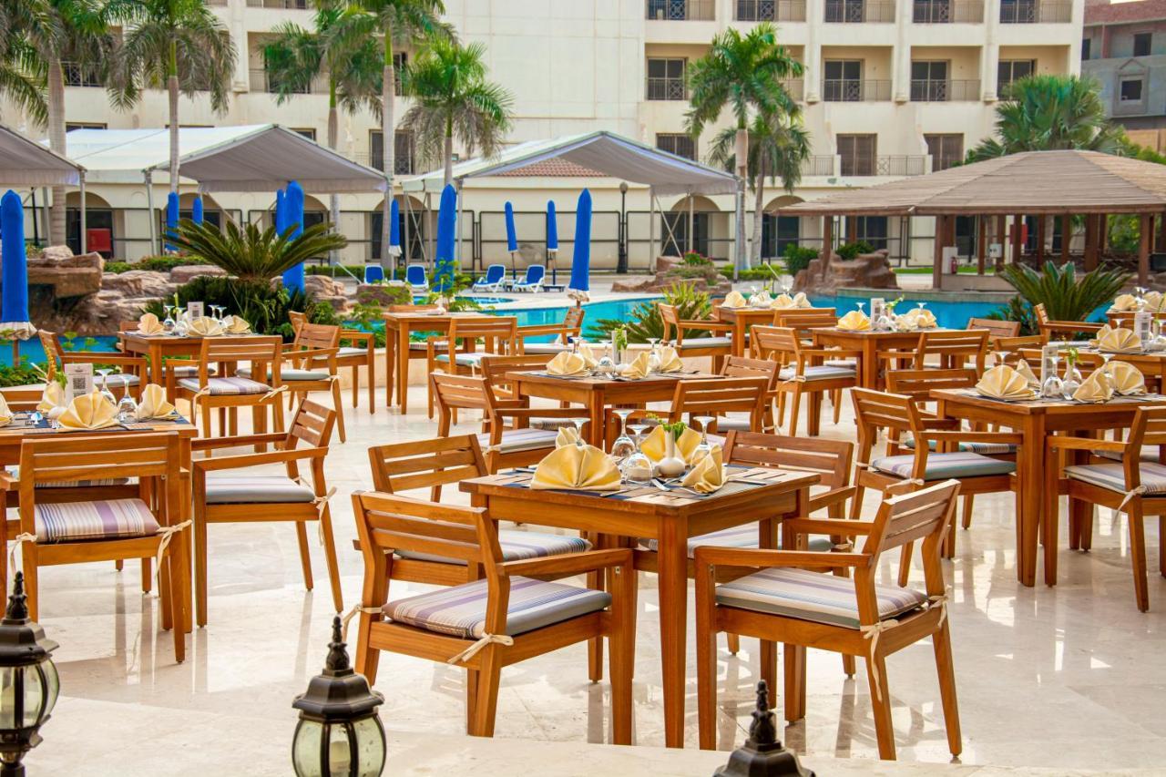เฮลนัน ดรีมแลนด์ โฮเต็ล แอนด์ คอนเฟอเรนซ์ เซ็นเตอร์ Hotel 6th of October City ภายนอก รูปภาพ The pool at the Grand Hotel