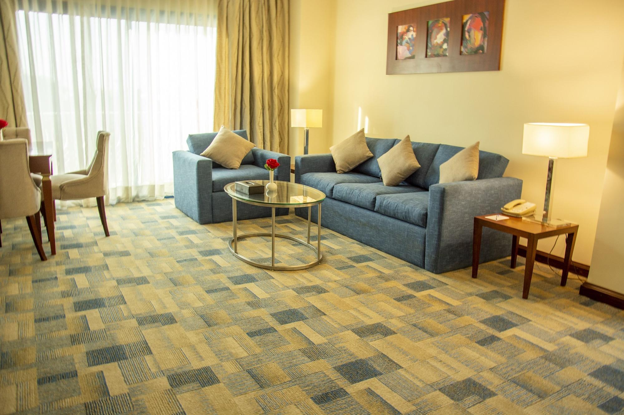 เฮลนัน ดรีมแลนด์ โฮเต็ล แอนด์ คอนเฟอเรนซ์ เซ็นเตอร์ Hotel 6th of October City ภายนอก รูปภาพ A living room with carpet flooring