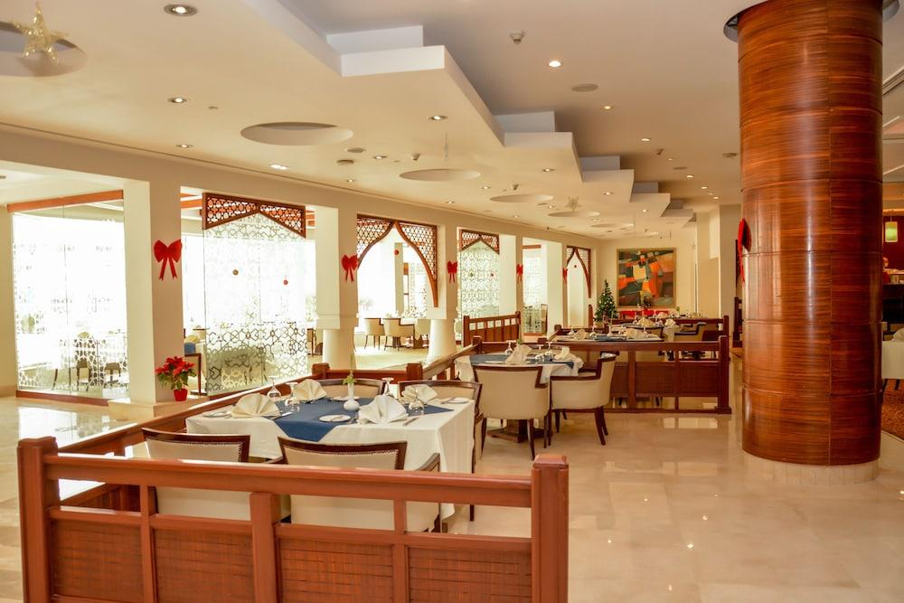 เฮลนัน ดรีมแลนด์ โฮเต็ล แอนด์ คอนเฟอเรนซ์ เซ็นเตอร์ Hotel 6th of October City ภายนอก รูปภาพ The restaurant
