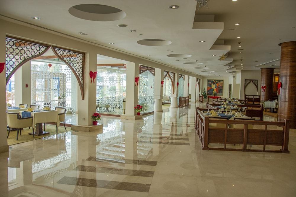 เฮลนัน ดรีมแลนด์ โฮเต็ล แอนด์ คอนเฟอเรนซ์ เซ็นเตอร์ Hotel 6th of October City ภายนอก รูปภาพ The interior of the hotel