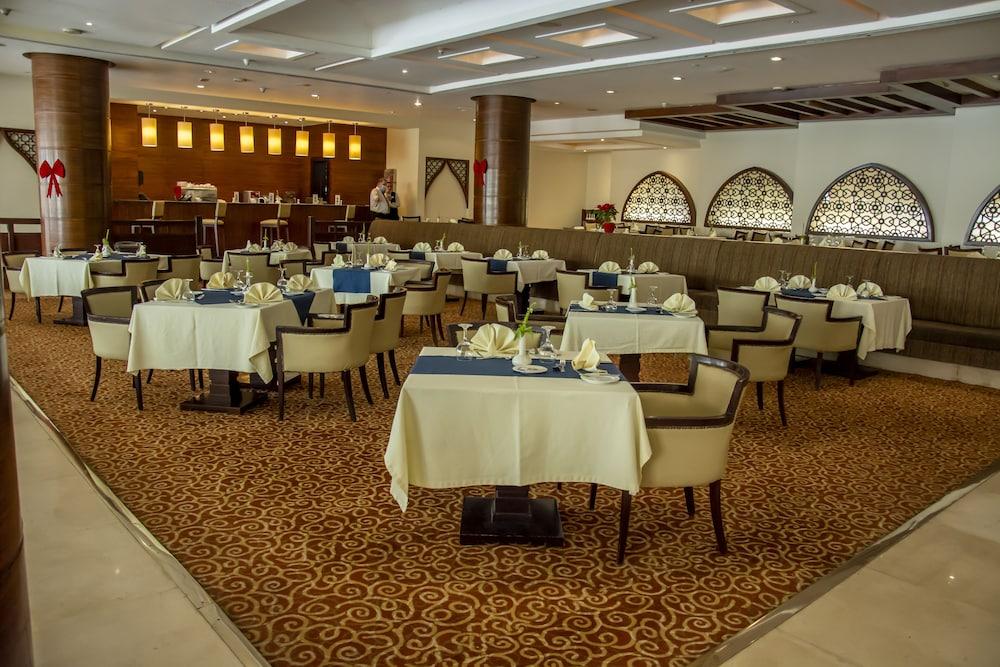 เฮลนัน ดรีมแลนด์ โฮเต็ล แอนด์ คอนเฟอเรนซ์ เซ็นเตอร์ Hotel 6th of October City ภายนอก รูปภาพ The restaurant at the hotel