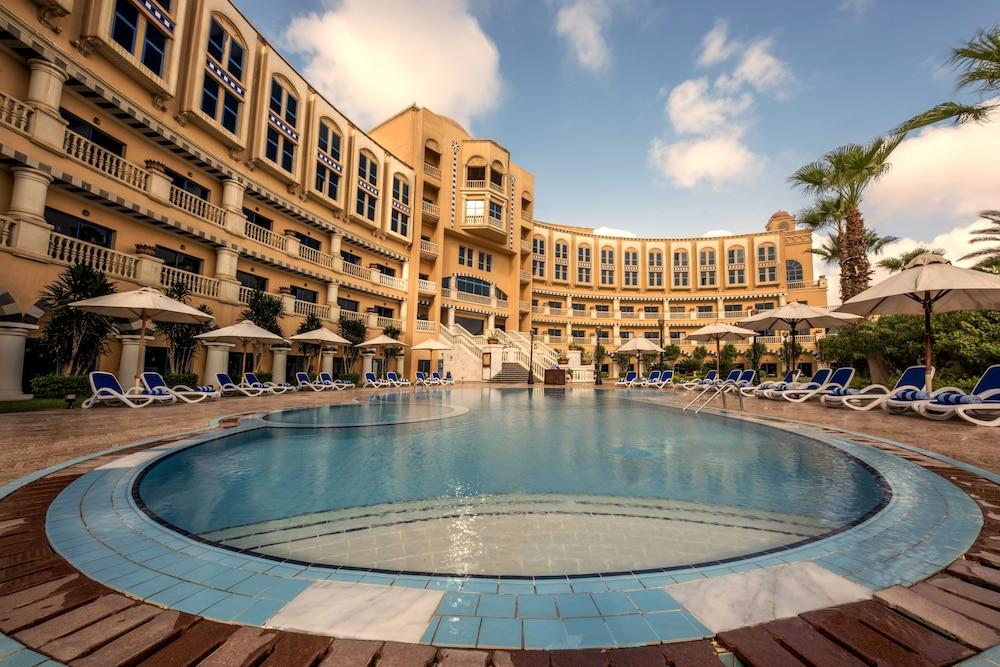 เฮลนัน ดรีมแลนด์ โฮเต็ล แอนด์ คอนเฟอเรนซ์ เซ็นเตอร์ Hotel 6th of October City ภายนอก รูปภาพ The pool at the Grand Hotel