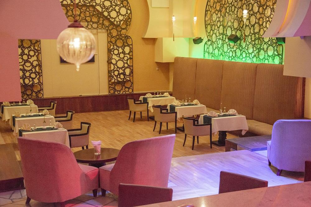 เฮลนัน ดรีมแลนด์ โฮเต็ล แอนด์ คอนเฟอเรนซ์ เซ็นเตอร์ Hotel 6th of October City ภายนอก รูปภาพ The interior of the restaurant