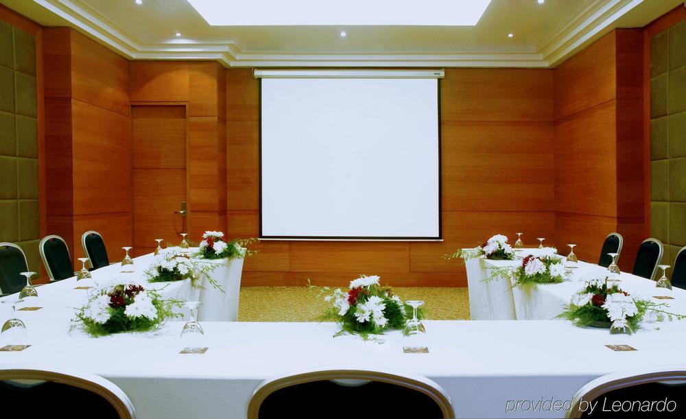 เฮลนัน ดรีมแลนด์ โฮเต็ล แอนด์ คอนเฟอเรนซ์ เซ็นเตอร์ Hotel 6th of October City ภายนอก รูปภาพ A projection screen in a meeting room