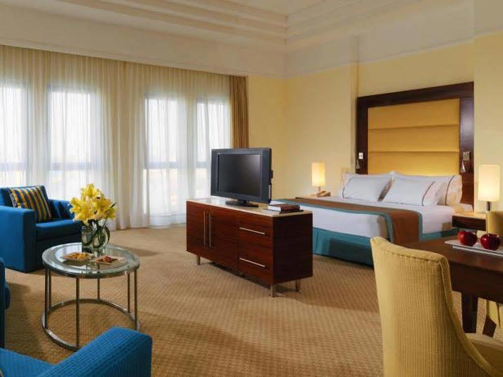 เฮลนัน ดรีมแลนด์ โฮเต็ล แอนด์ คอนเฟอเรนซ์ เซ็นเตอร์ Hotel 6th of October City ภายนอก รูปภาพ A room at the Sheraton Jumeirah Hotel